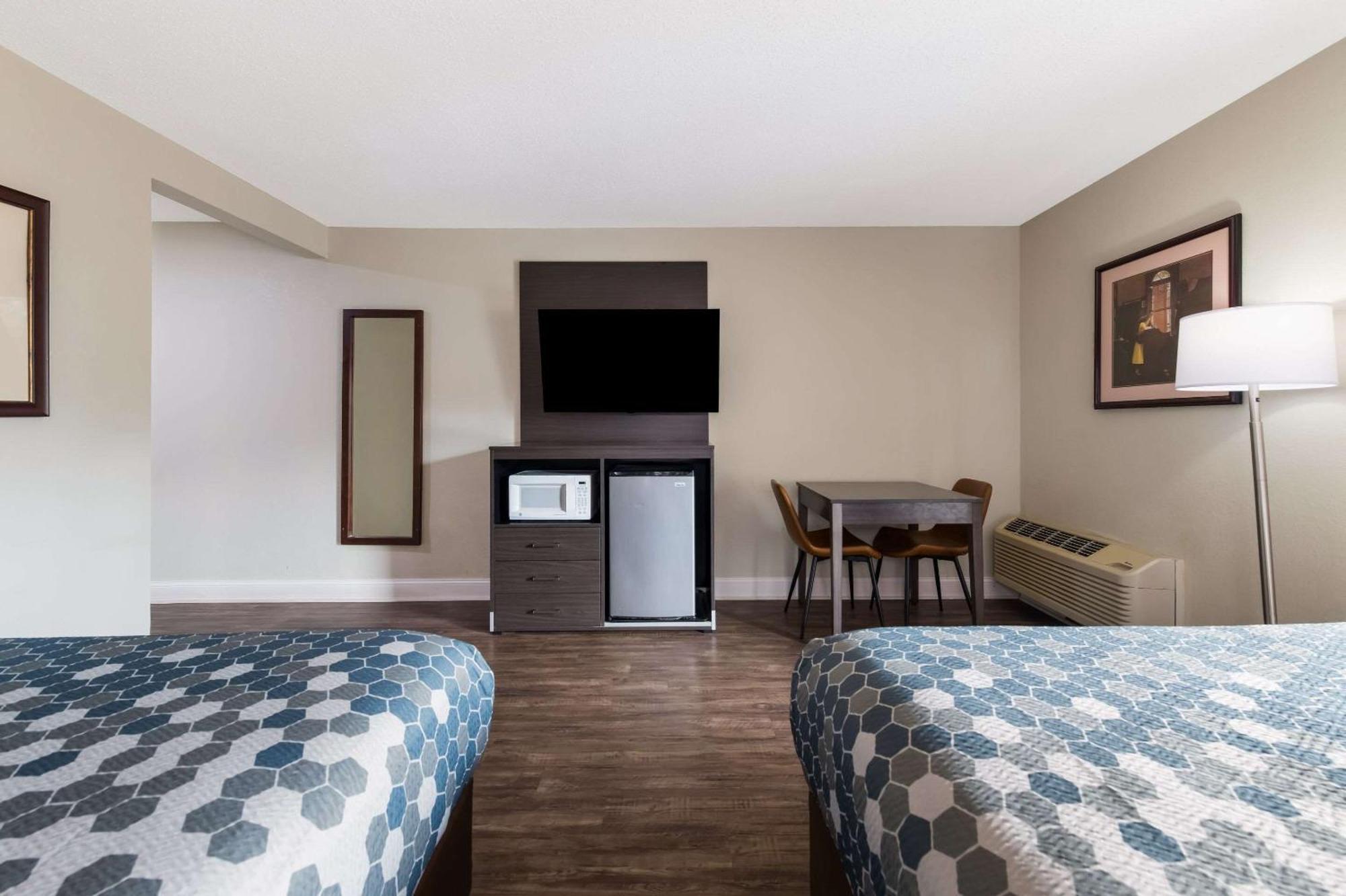 Queen Room Two Queen Beds River View Non-Smoking