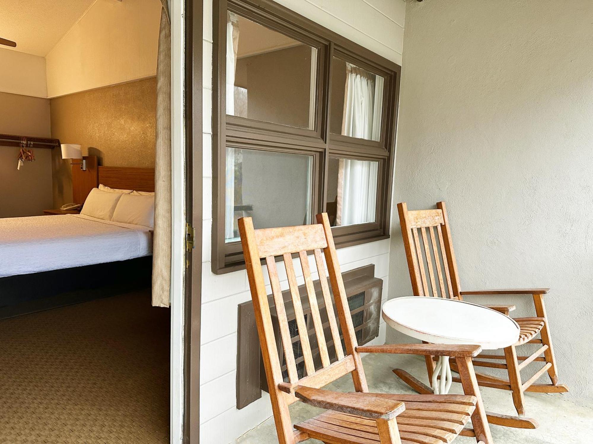 King w or Fireplace & Creekside Balcony No Pets