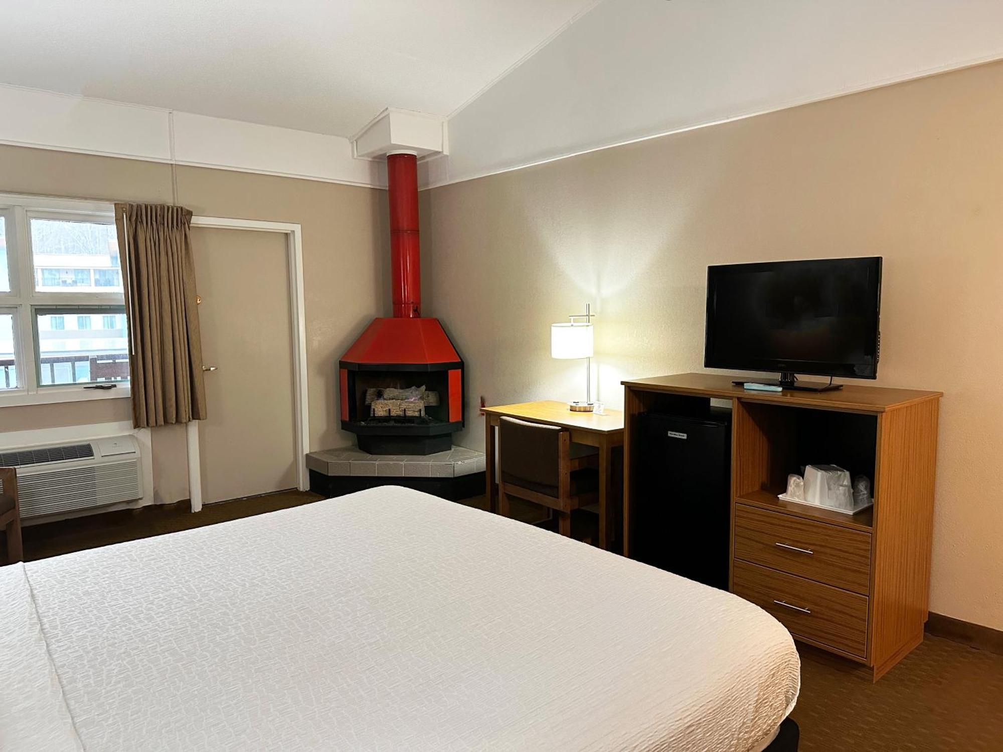 King w or Fireplace & Creekside Balcony No Pets
