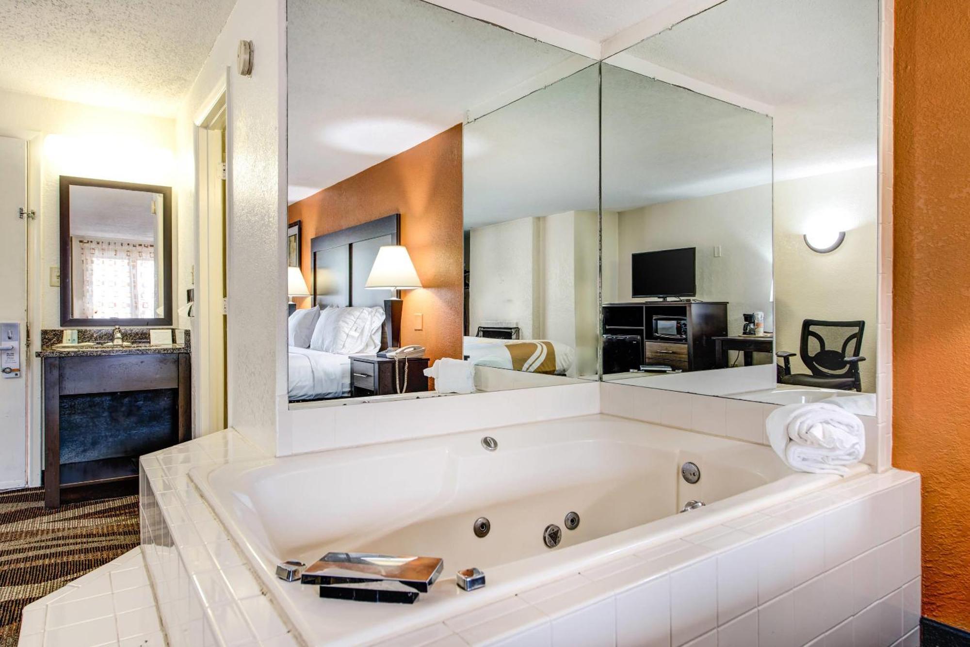 King Room Whirlpool Non-Smoking
