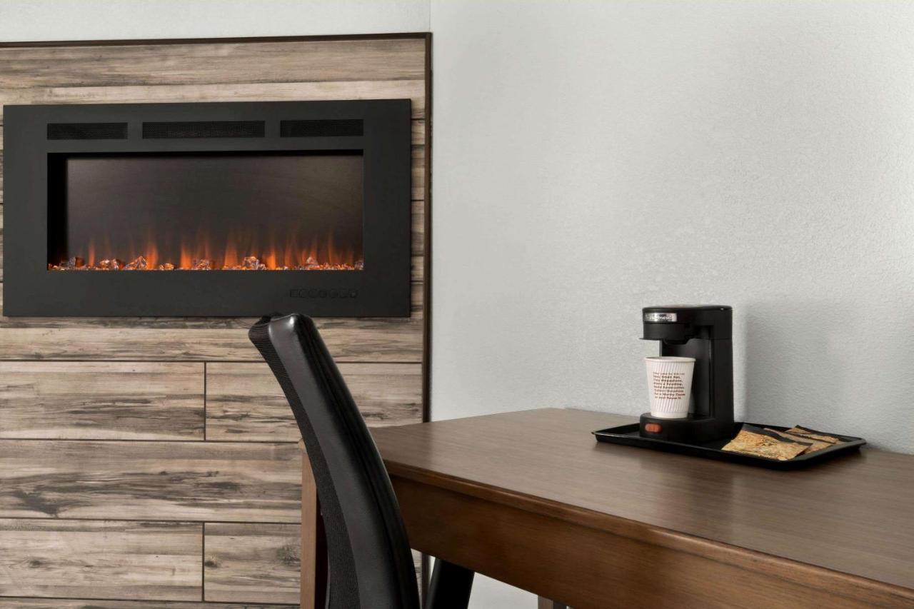King Deluxe Fireplace River Balcony