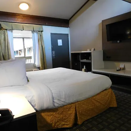 Days Inn & Suites By Wyndham Downtown Gatlinburg Parkway-2