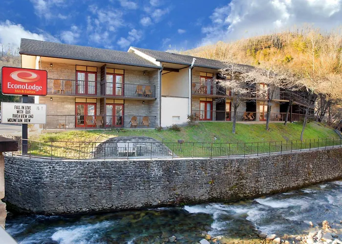 Econo Lodge Inn & Suites On The River Gatlinburg