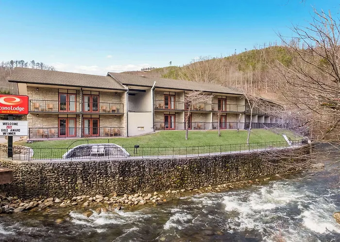 Econo Lodge Inn & Suites On The River Gatlinburg